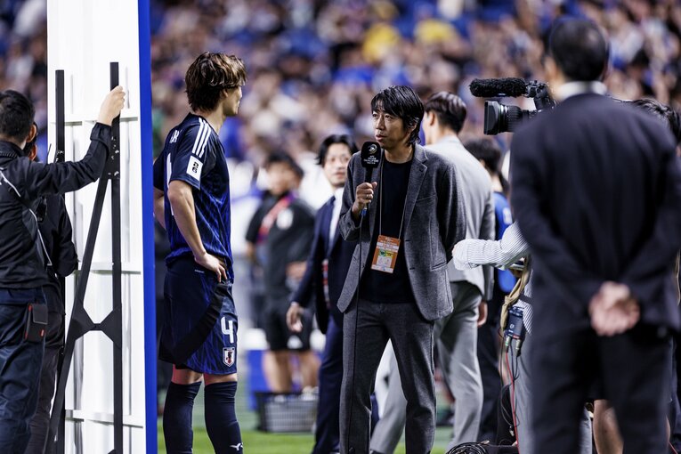 板倉にインタビューする中村憲剛　©Kiichi Matsumoto