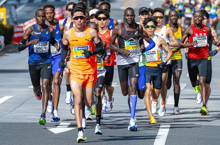 東京マラソンでペースメーカーを務めた上野裕一郎（写真内先頭）。「ペーサー遅すぎ問題」から、自身はマラソンをしないのか、大迫傑への思いまでを語った ／ photograph by Takuya Sugiyama