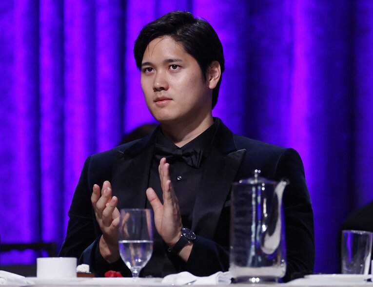 1月27日、BBWAA（全米野球記者協会）の授賞式ディナーに参加した大谷　©Getty Images