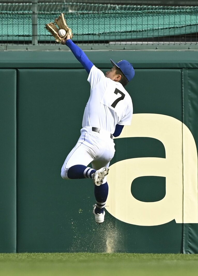 6回裏智弁学園2死一、三塁の場面。4番・山下陽輔のフライをレフト阿南心雄が決死のキャッチ。この直後フェンスに激突する　©KYODO