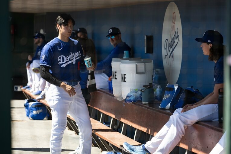 オープン戦、グラスノーと会話する大谷　©Nanae Suzuki