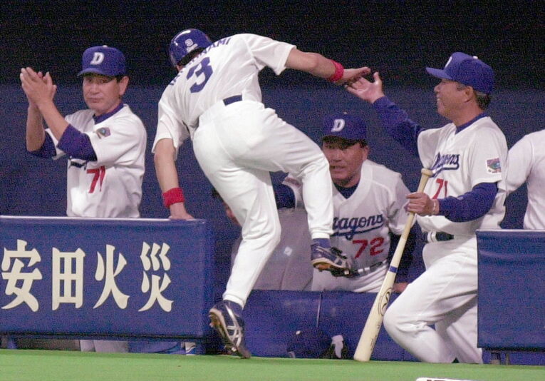 当時現役の立浪を迎える星野監督　©JIJI PRESS