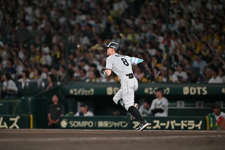 【連続写真】サトテルの見事な一発！　©Hideki Sugiyama