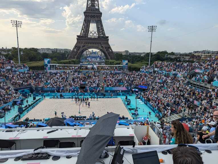 記者席から見下ろすビーチバレー会場　©JMPA