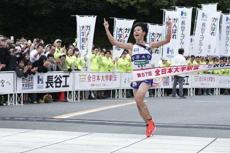 2位中央大学に約2分差をつけてトップでフィニッシュする駒澤大学の山川拓馬　©Tadashi Hosoda