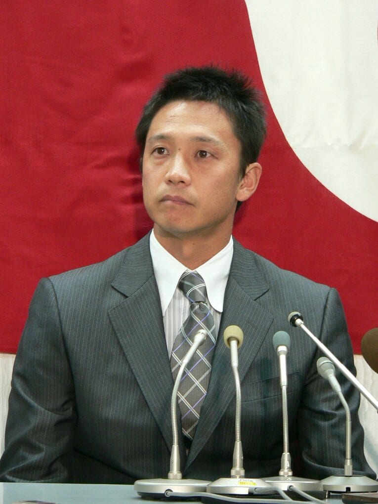 坂本の前の遊撃レギュラーだった二岡智宏。2008年オフ、32歳のときに日本ハムへ移籍。35歳になった11年シーズンはショートの守備に就くことはほとんどなかった　©JIJI PRESS