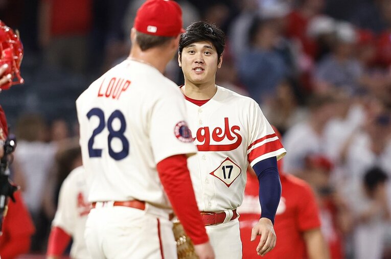 ループに話しかける大谷　©Getty Images