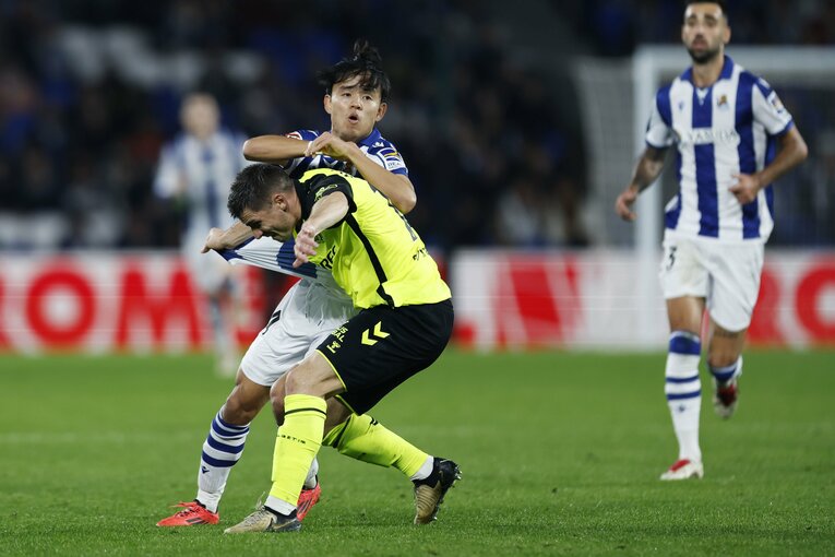 ボールのないところでも常に激しいポジション争いが行われた