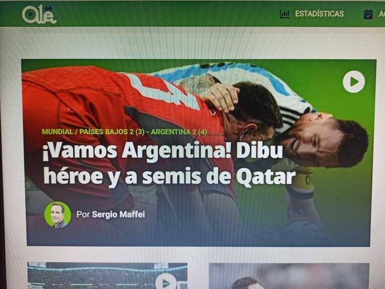 「それゆけ、アルゼンチン！ディブー（GKダミアン・マルティネスの愛称）がヒーローとなり、カタール大会準決勝へ」（『オレ』）