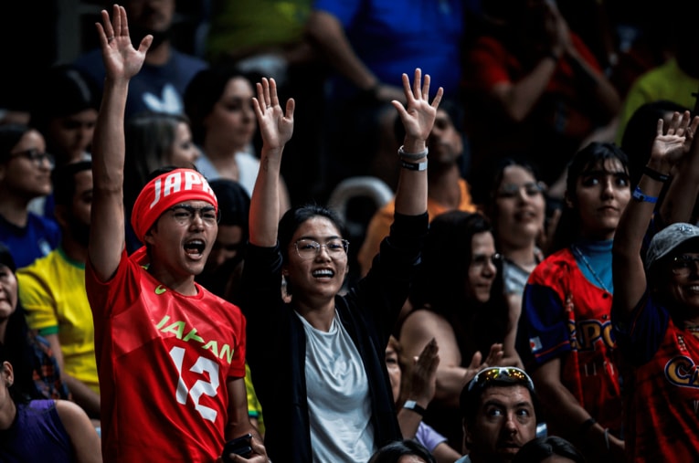 リオデジャネイロの会場で日本を応援するファン（VNLセルビア戦）©︎Volleyball World