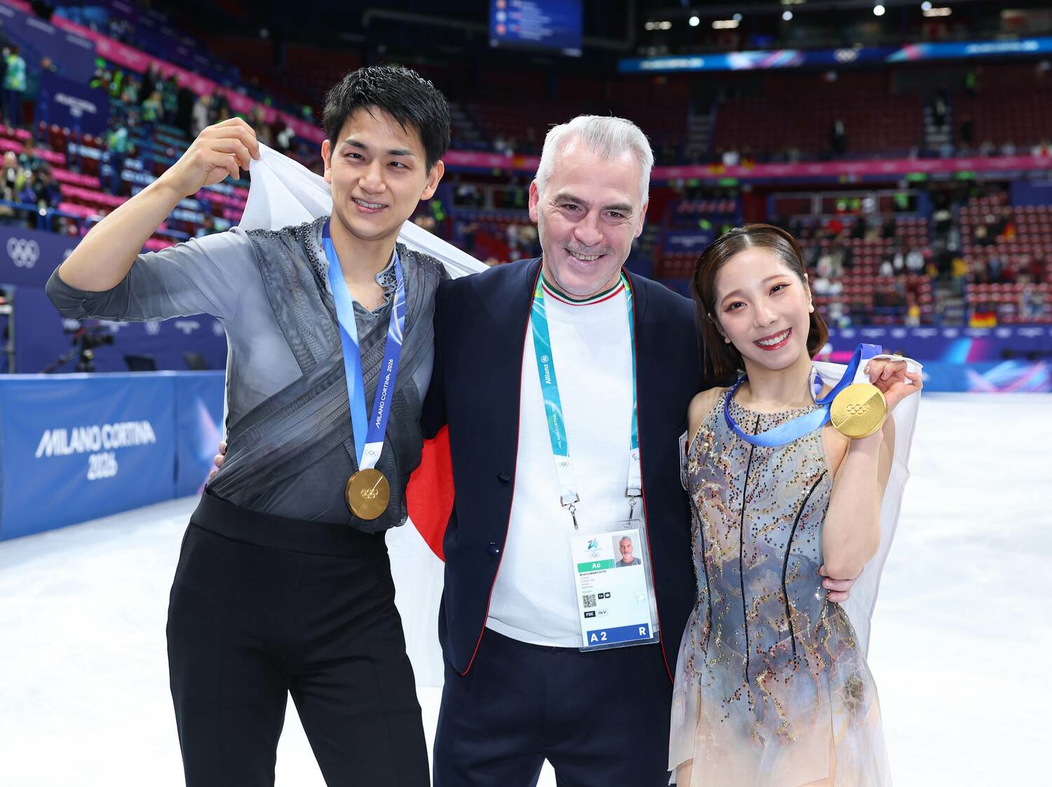 ミラノ五輪で金メダルを獲得したりくりゅうとマルコットコーチ　©AFLO
