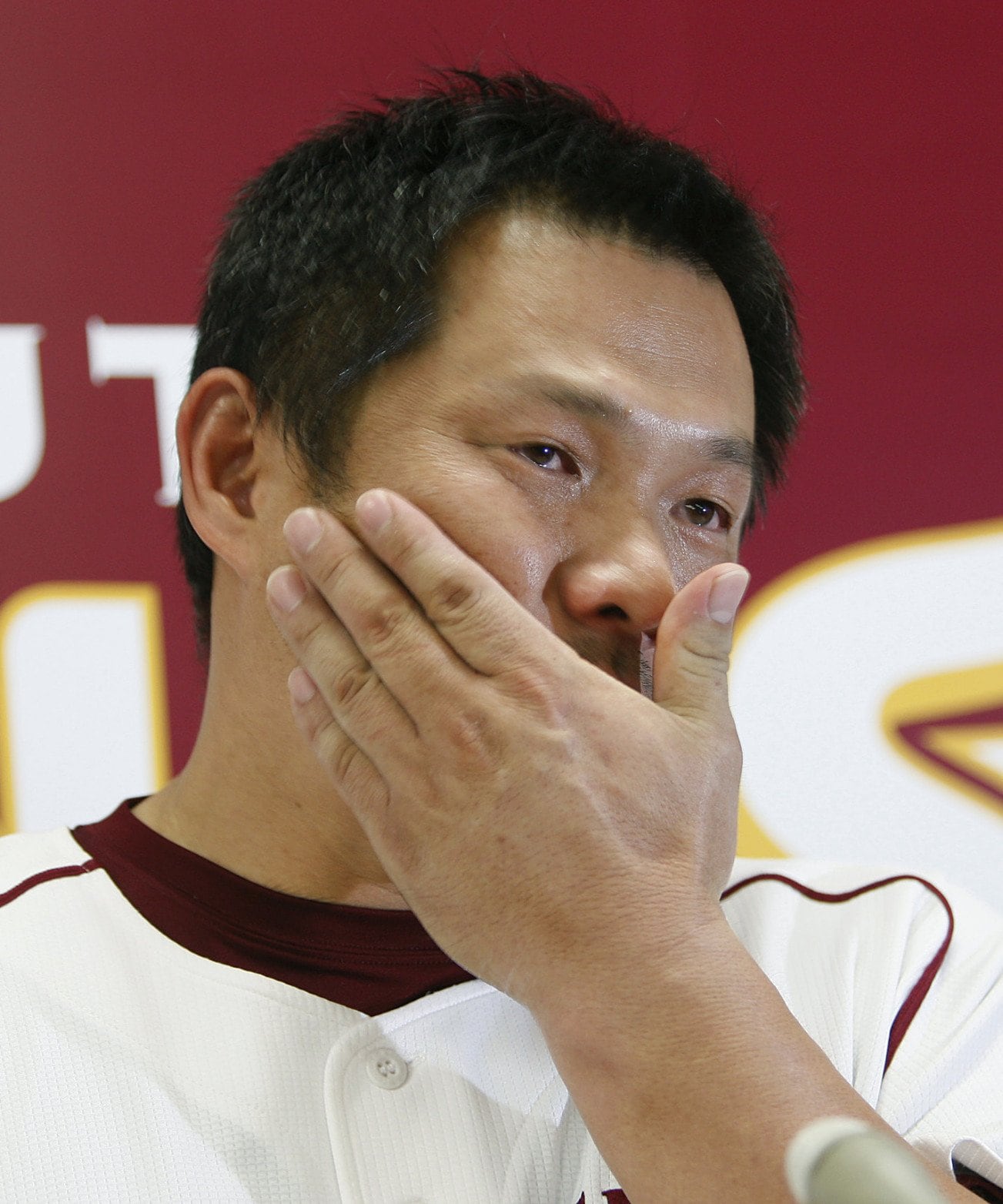 楽天からの戦力外通告を受け会見を行う山崎武司（2011年10月9日）　©KYODO