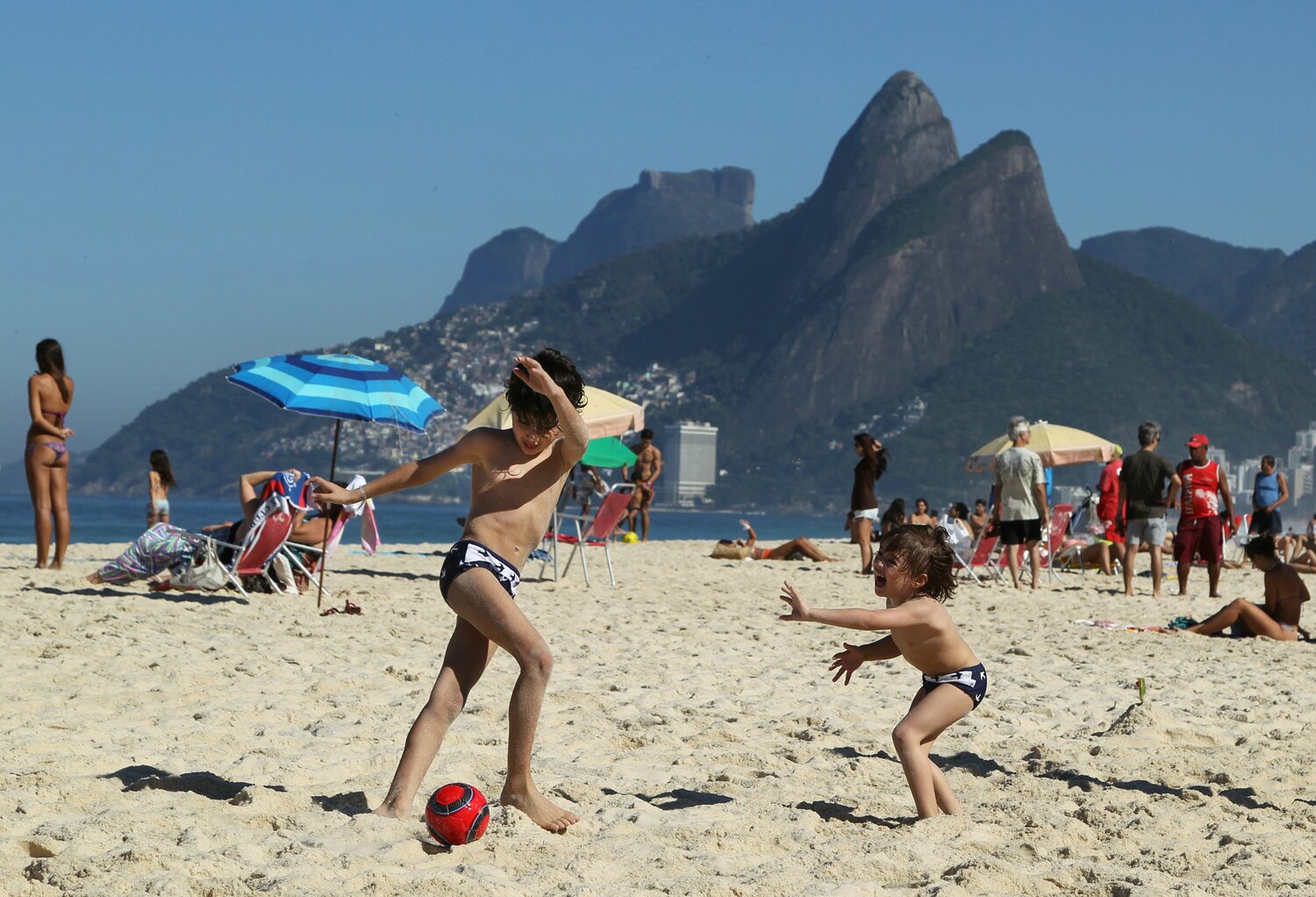 ブラジル・リオデジャネイロのイパネマ海岸でサッカーを楽しむ子どもたち　©JIJI PRESS