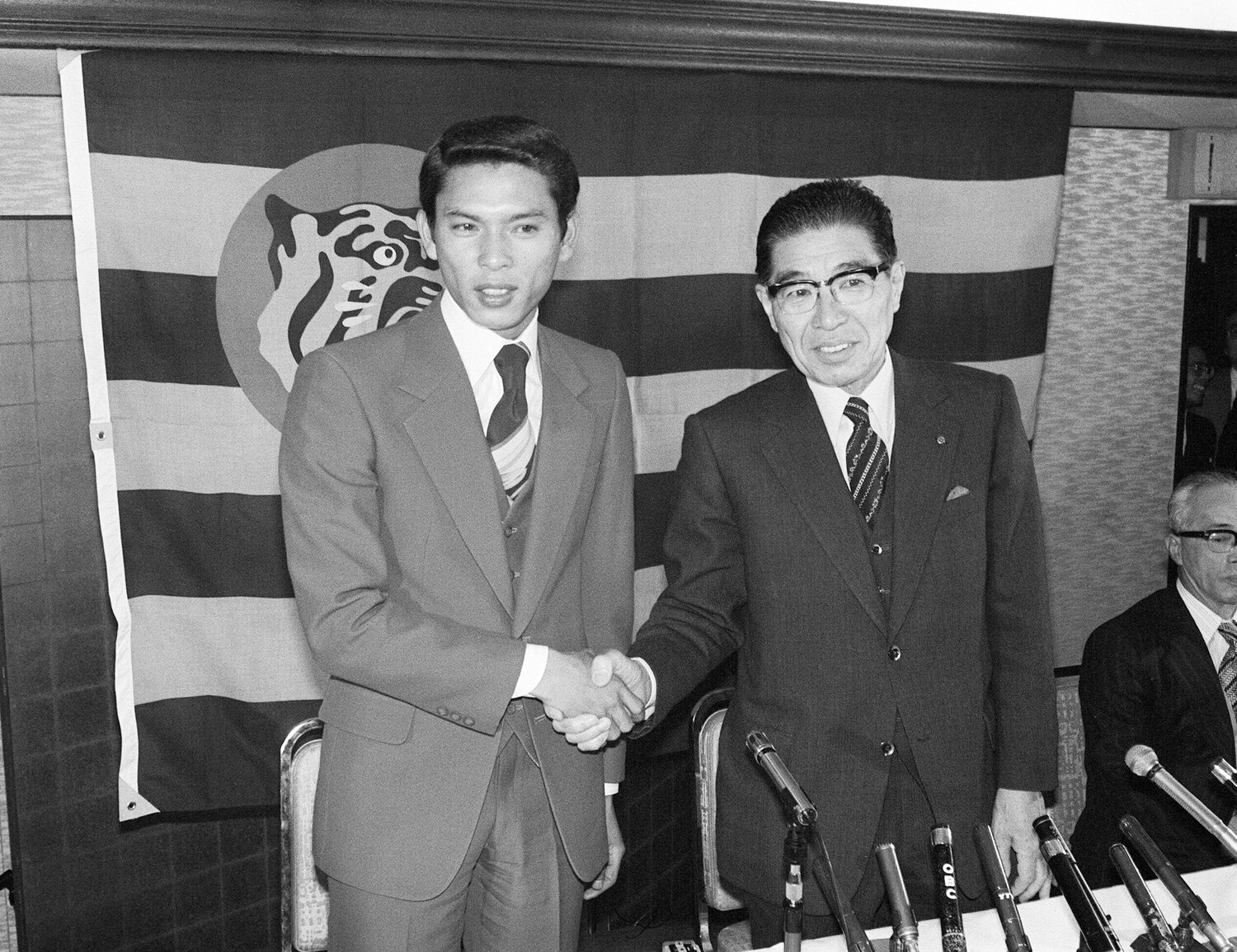 江川と交換、阪神にトレードされた小林繁(左)の入団発表で握手する小津正次郎・阪神球団社長 ©JIJI PRESS