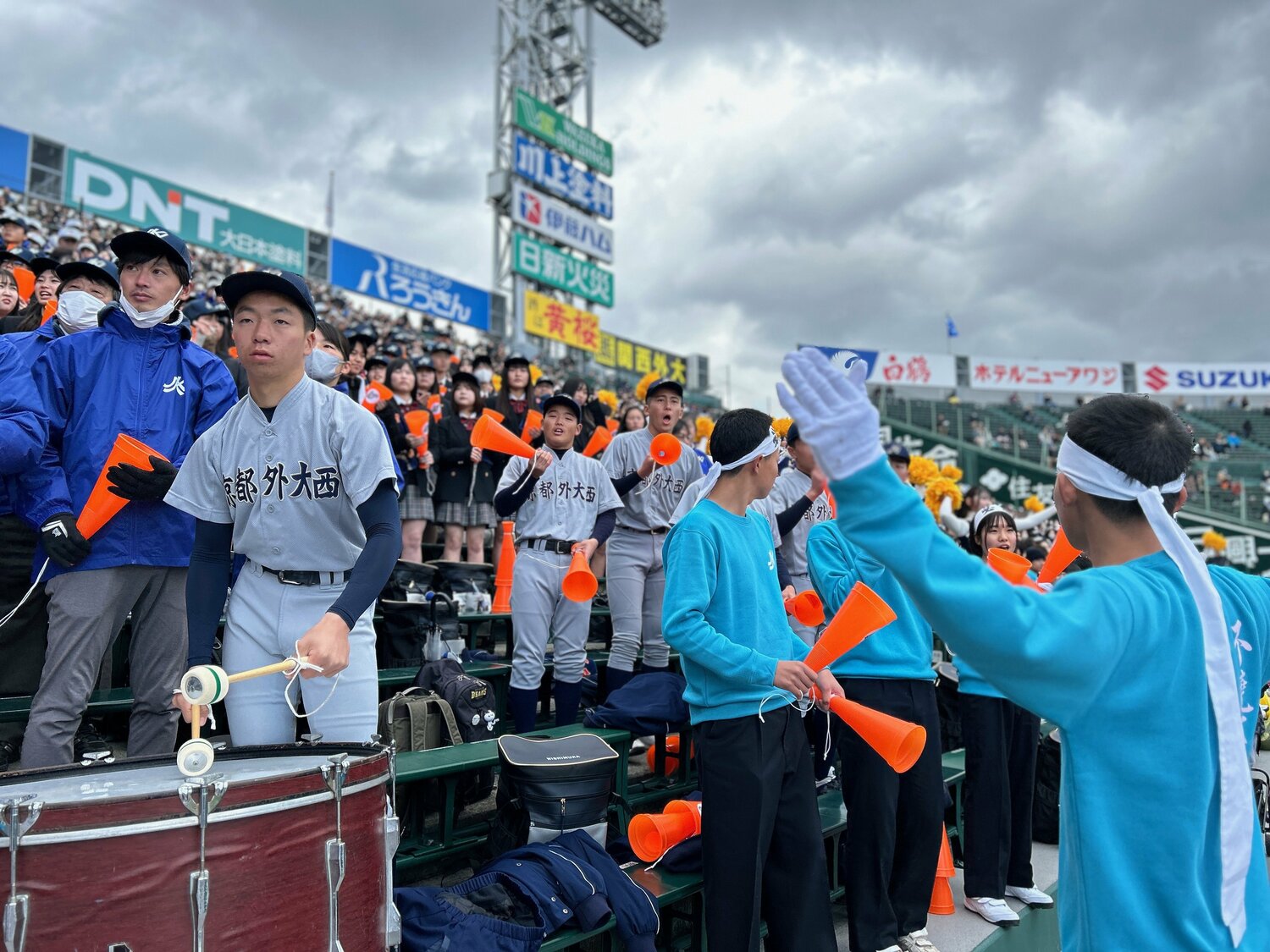 オリジナル応援曲で選手にエールを送る京都外大西 ©Yukiko Umetsu