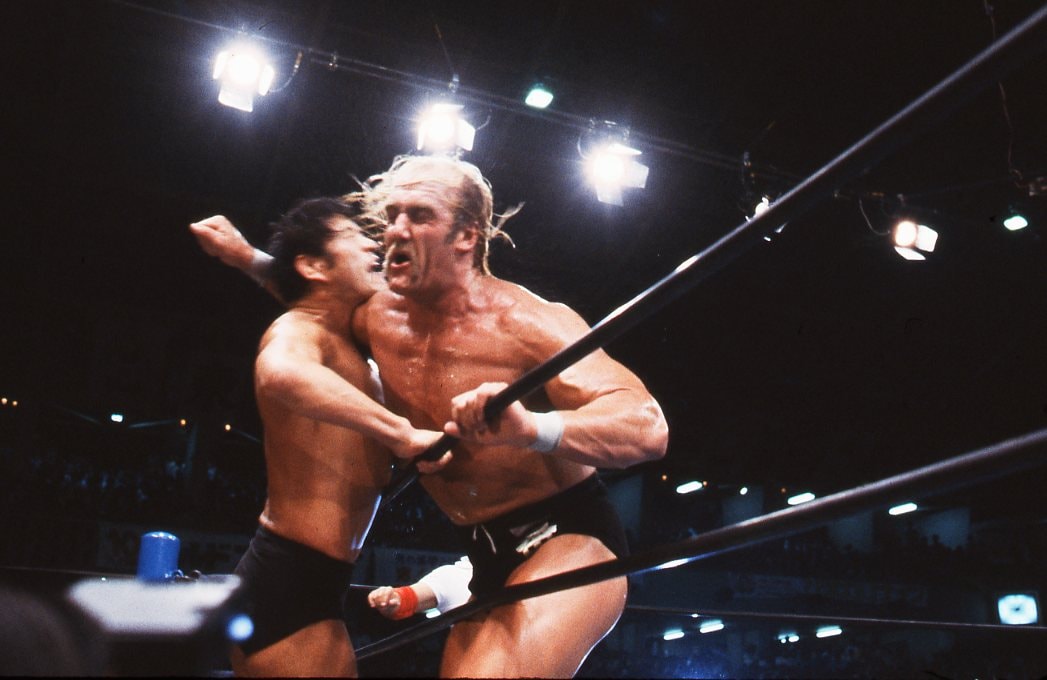 ホーガンのアックスボンバーで猪木が失神KOとなった第1回IWGP決勝 ©AFLO