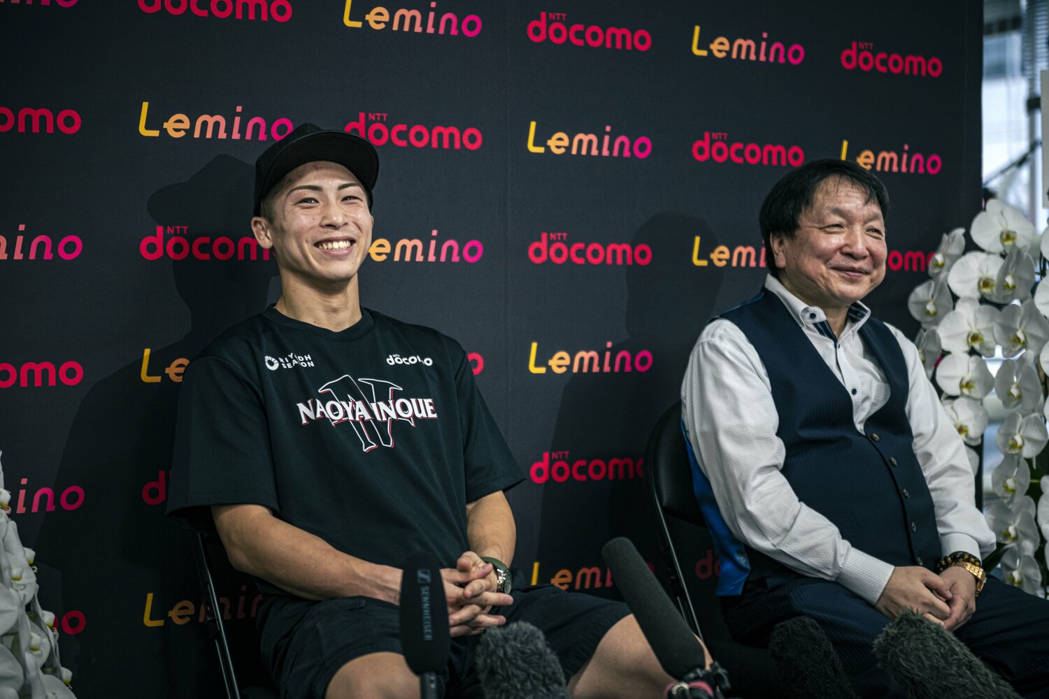 一夜明け会見、笑顔で取材に応じる井上と大橋会長 ©Takuya Sugiyama