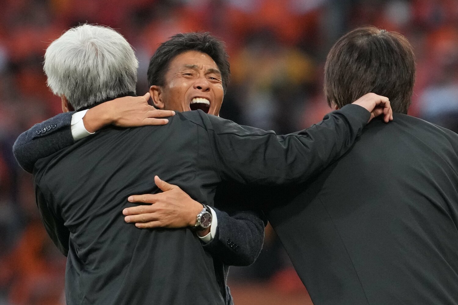 歓喜の雄叫びをあげる城福浩監督　©Masashi Hara