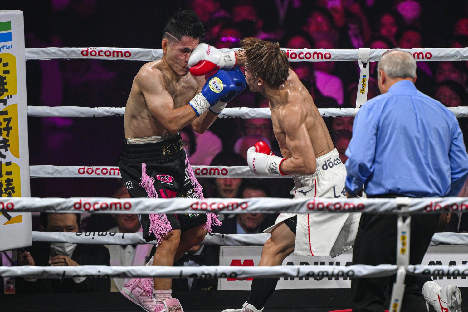 何度見てもすごい……井上の右がキム・イェジュンの顔面をとらえた決定的瞬間。4回2分25秒のKO劇だった　©Takuya Sugiyama