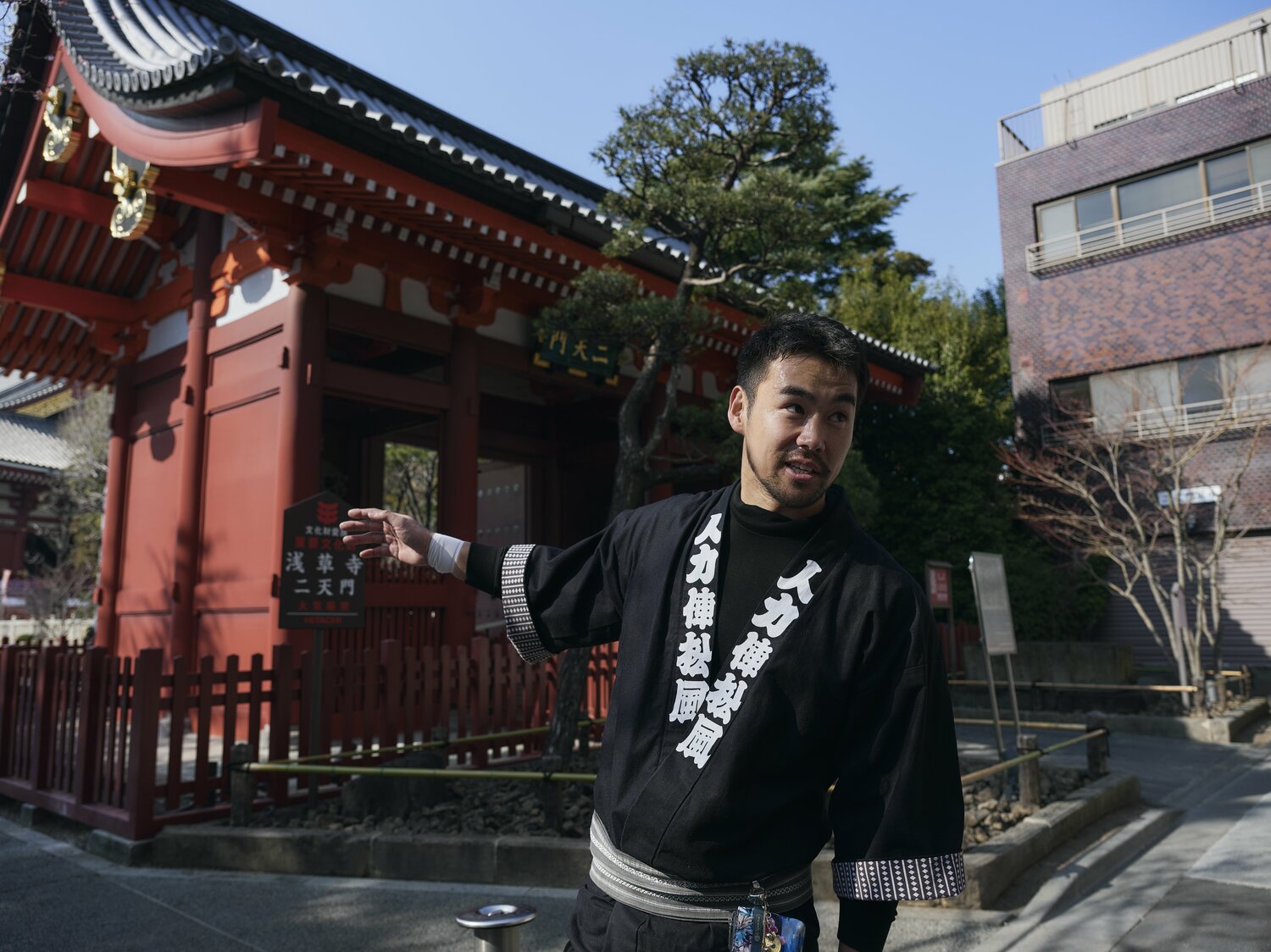 ここが浅草寺東門の「二天門」。鮮やかな朱塗りは写真映えも抜群。比較的混雑もしていない浅草の穴場スポットだ　©︎Yuki Suenaga