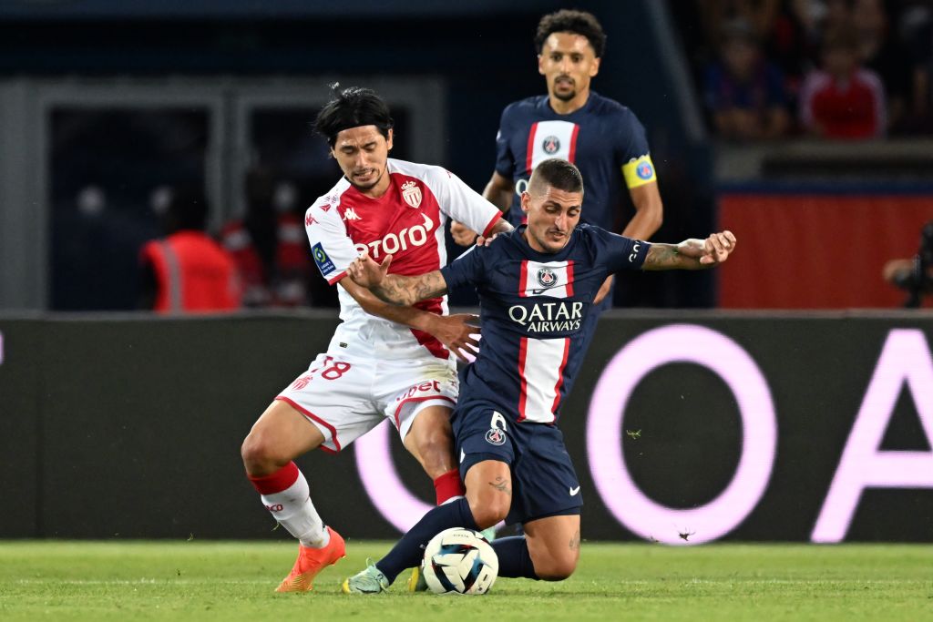 PSG戦、ベラッティとデュエルする南野　©Getty Images