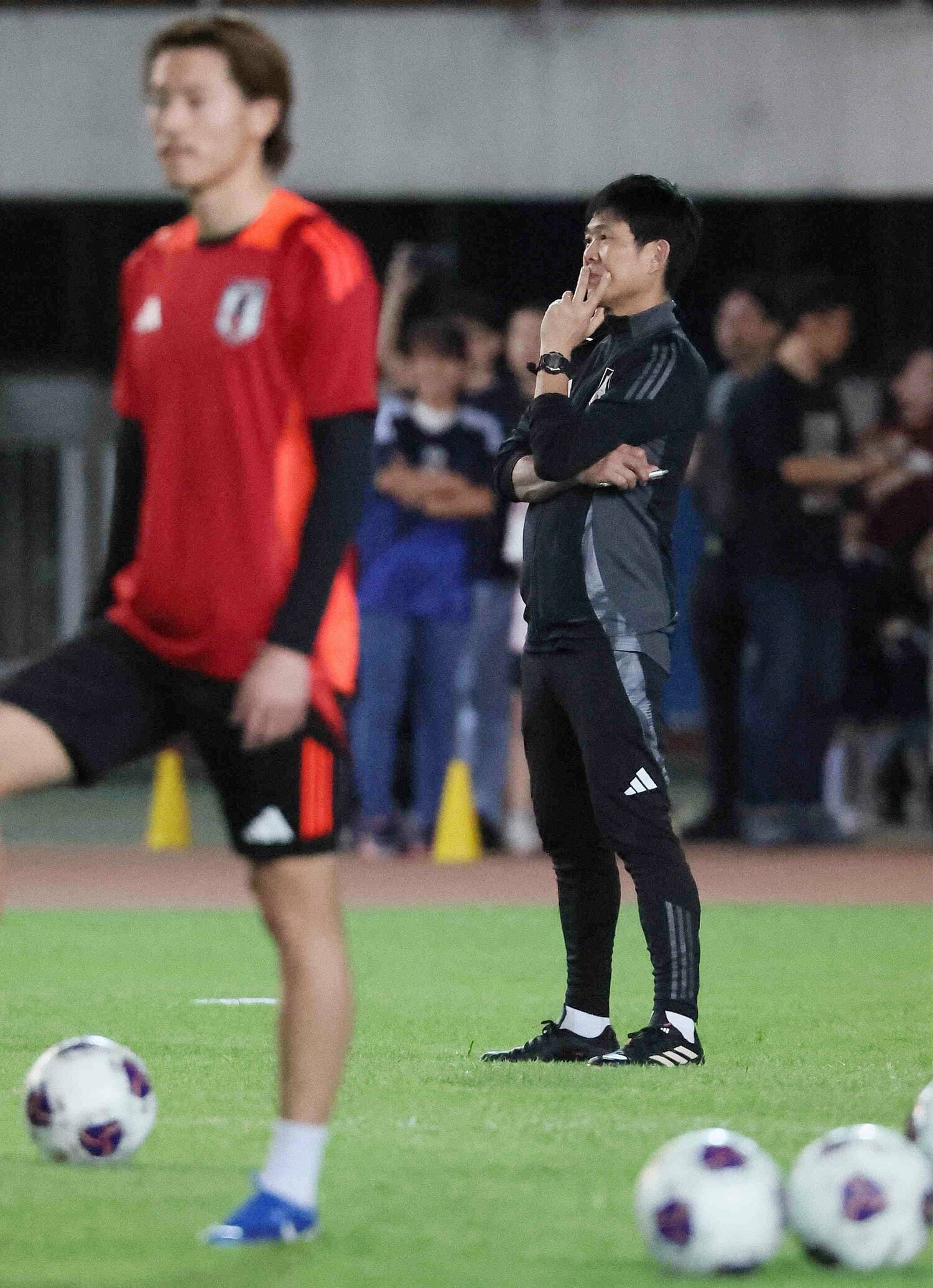 11月17日、中国戦に向けて練習をする日本代表（アモイで）。森保監督は転がってきたボールを拾ってピッチに送り返していた　©JIJI PRESS