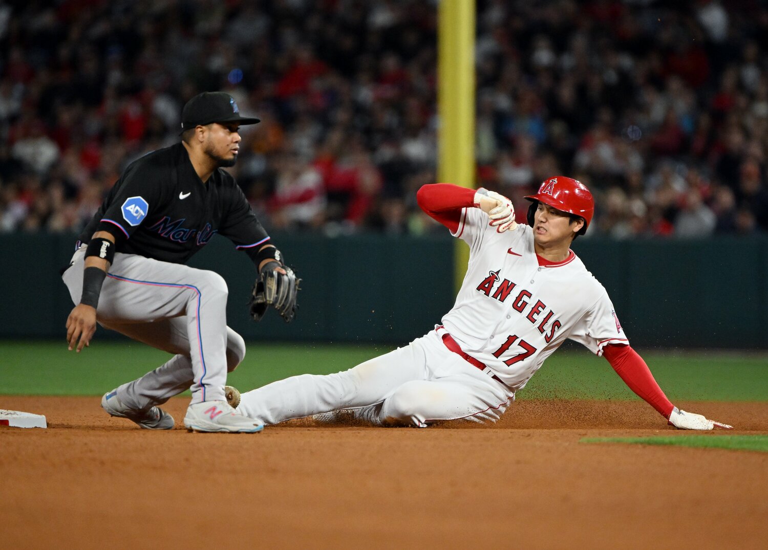ルイス・アラエスが守るセカンドベースに滑り込む大谷翔平　©Getty Images