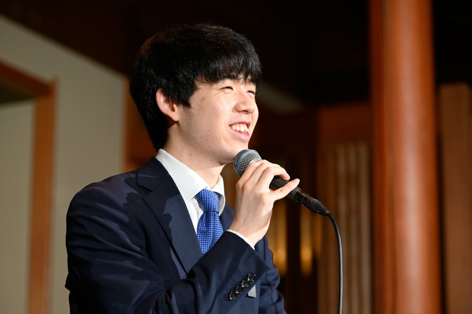 名人戦第5局一夜明けの藤井七冠。編集担当さんいわく「昔に感じますが6月2日の出来事なんですよね……」　©Keiji Ishikawa