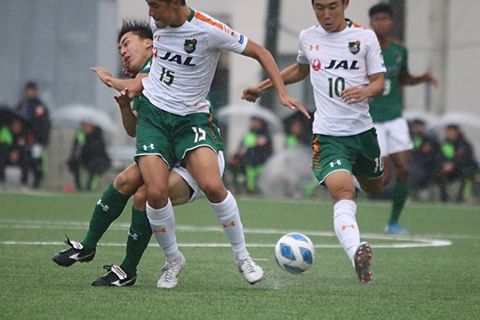 鬼気迫る攻防は序盤から。球際では激しく競い合った　©︎Takahito Ando