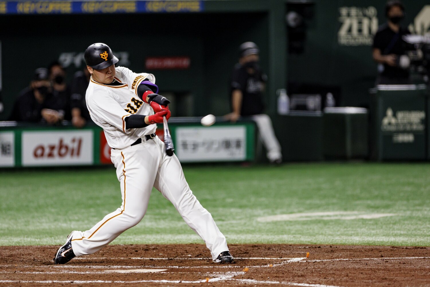 佐々木のフォークをとらえてホームランを放った岡本　©︎Kiichi Matsumoto