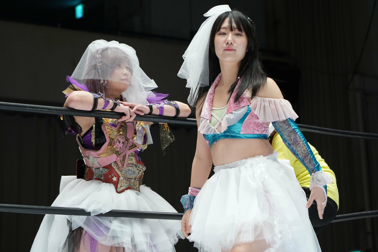 中野たむに見つめられながらリングに上がる玖麗さやか