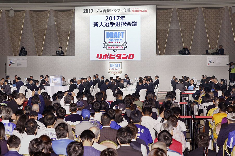 ドラフトの卓上には2つのリストが。獲得候補と、もう1つは戦力外候補。＜Number Web＞ photograph by Kyodo News