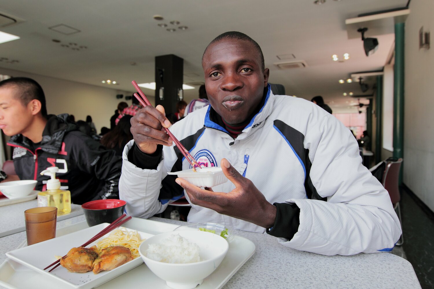 来日1年目のオムワンバ。「最初見た時ビックリした納豆も、今は好物です」　©Shigeki Yamamoto 
