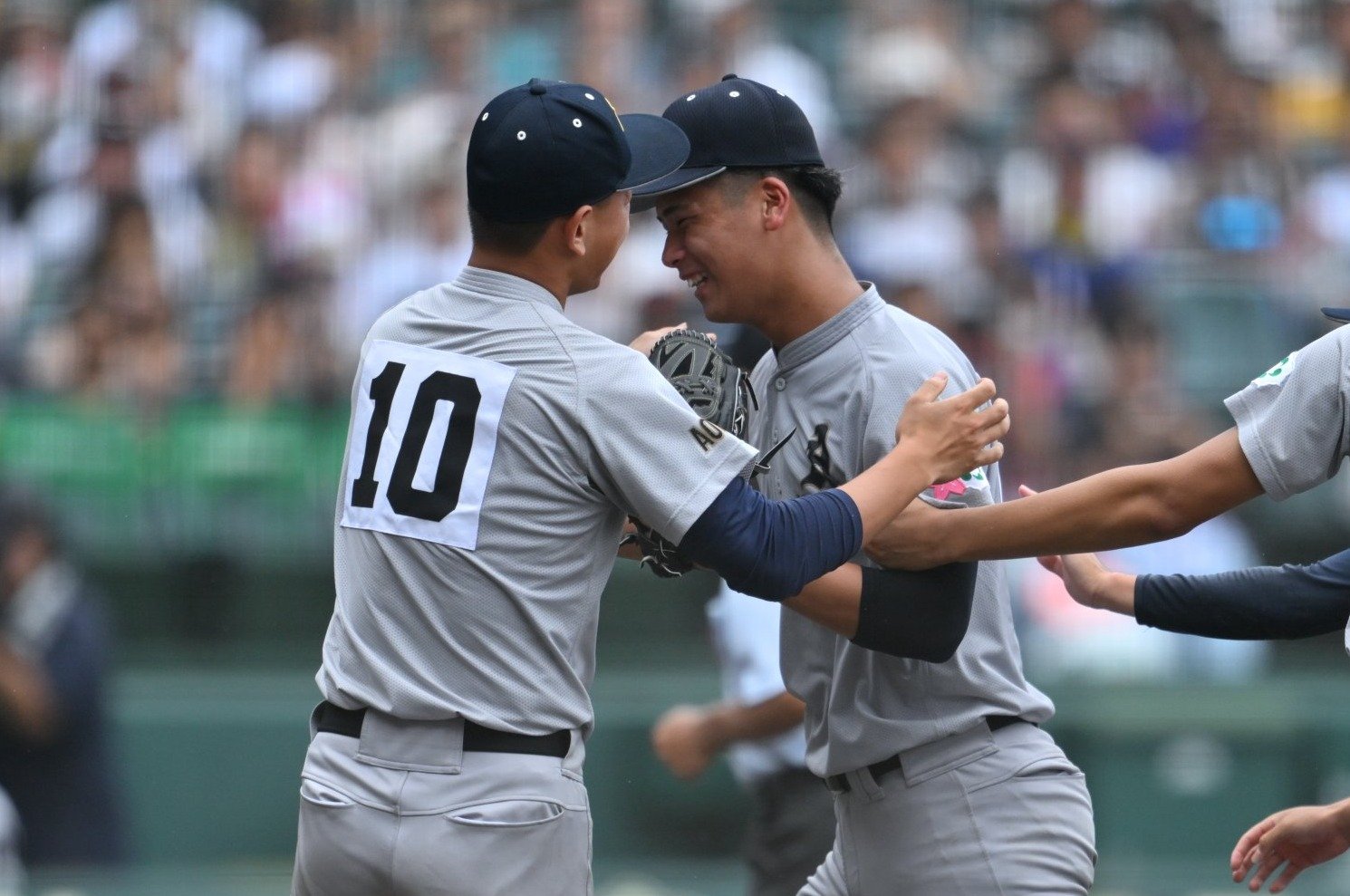 滋賀学園戦で好投した関を労う櫻田　©︎Hideki Sugiyama