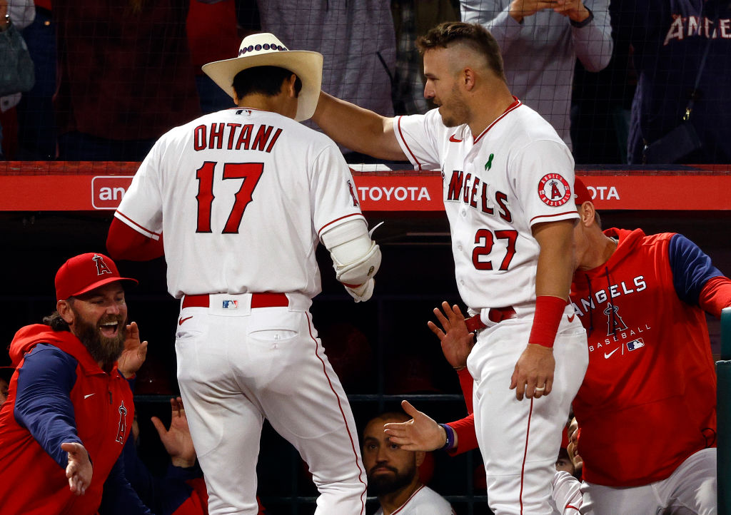 レイズ戦のホームラン後、カウボーイハットをかぶせるトラウト ©Getty Images