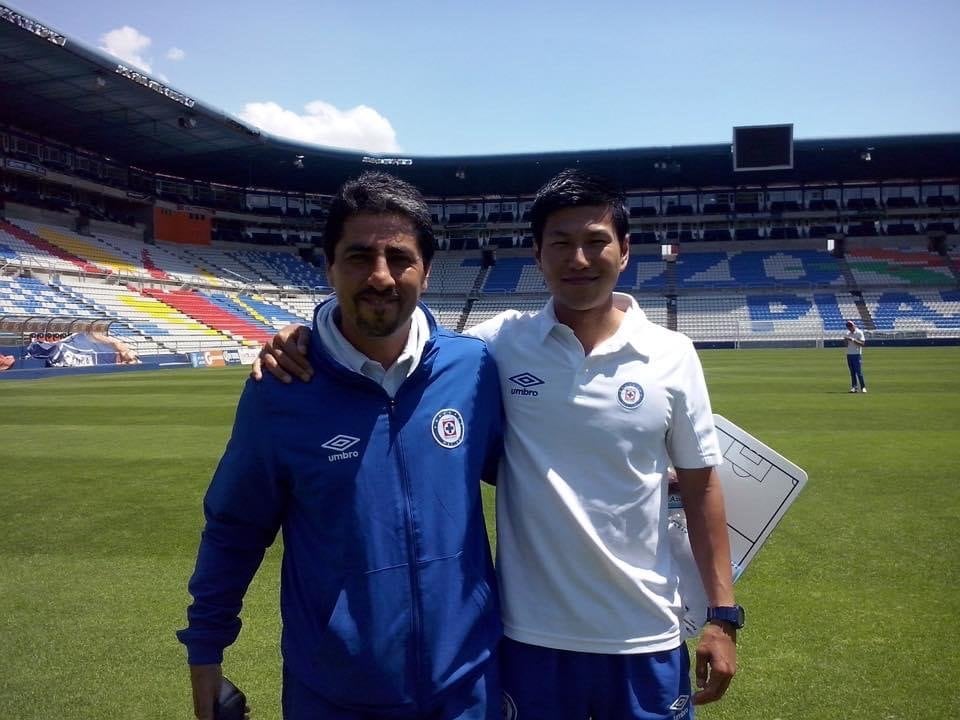 クルス・アスルのGKコーチ時代、U20チームの監督と（本人提供）