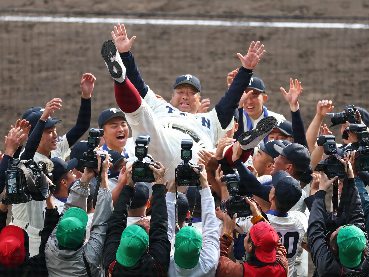 胴上げされる西谷監督　©JIJI PRESS