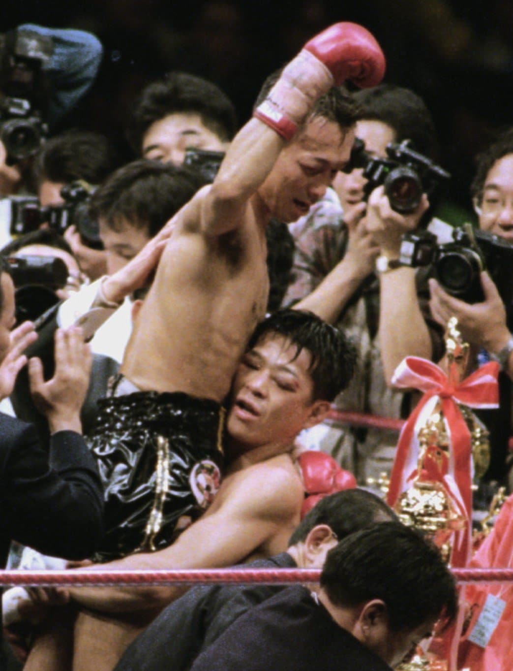 判定負けした後、薬師寺を抱き上げる辰吉 ©KYODO