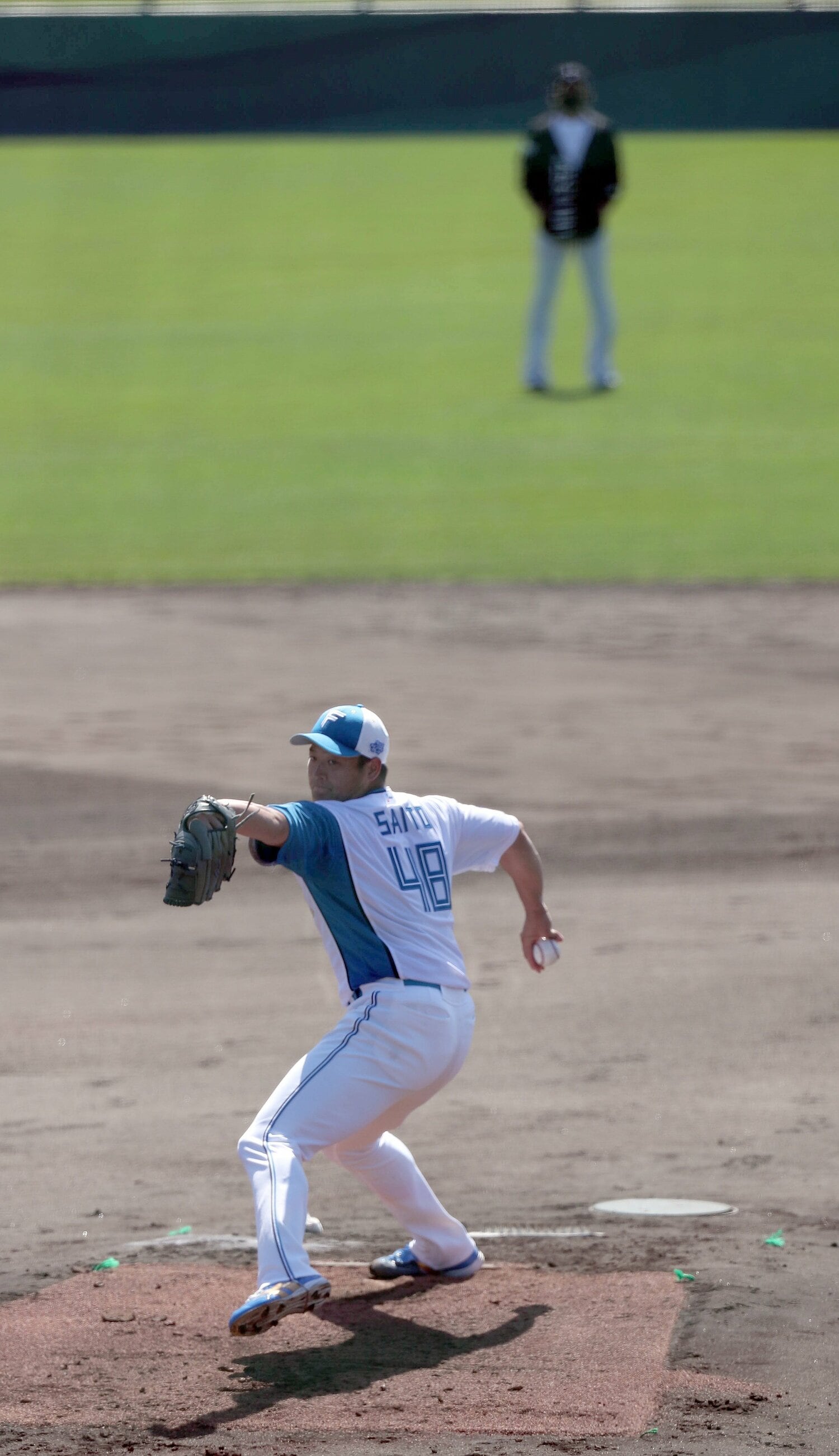 ライブBPで投球する齋藤友貴哉を背後から見つめる新庄剛志監督（2024年2月）　©︎SANKEI SHIMBUN