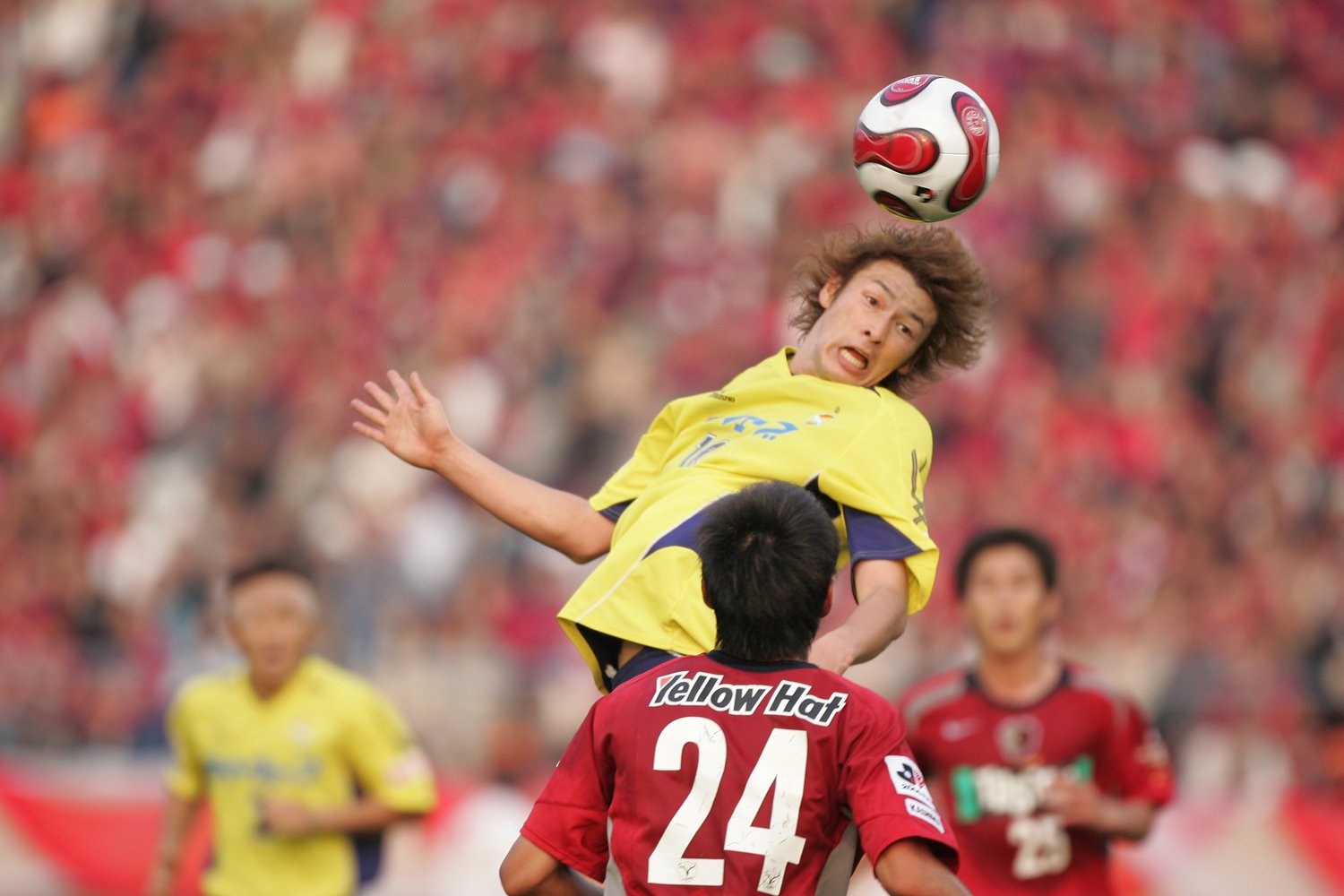 巻のトレードマークと言えばヘディング、そして献身性だった©Tamon Matsuzono