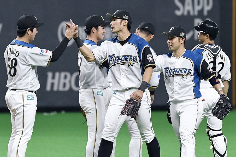 試合前後に選手たちはどう過ごすか。「お一人様」が増えた日本ハムの強さ。＜Number Web＞ photograph by Kyodo News