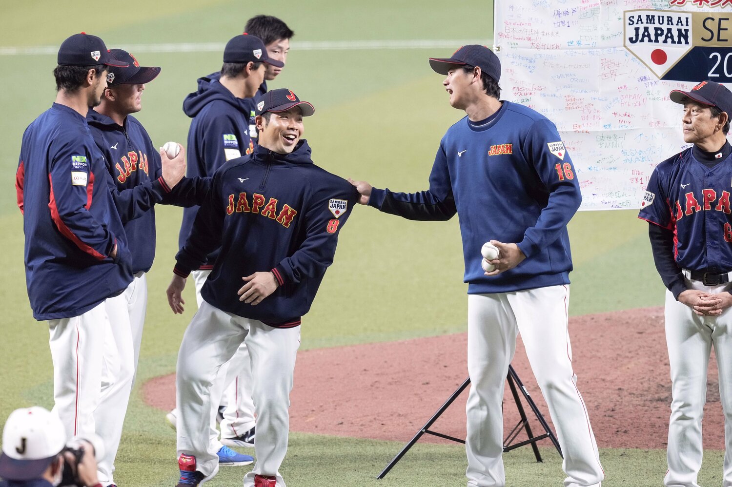 中日との壮行試合を終え、整列の時に近藤のウエアを引っ張る大谷。2人の関係性の良さがみえてくる ©︎KYODO