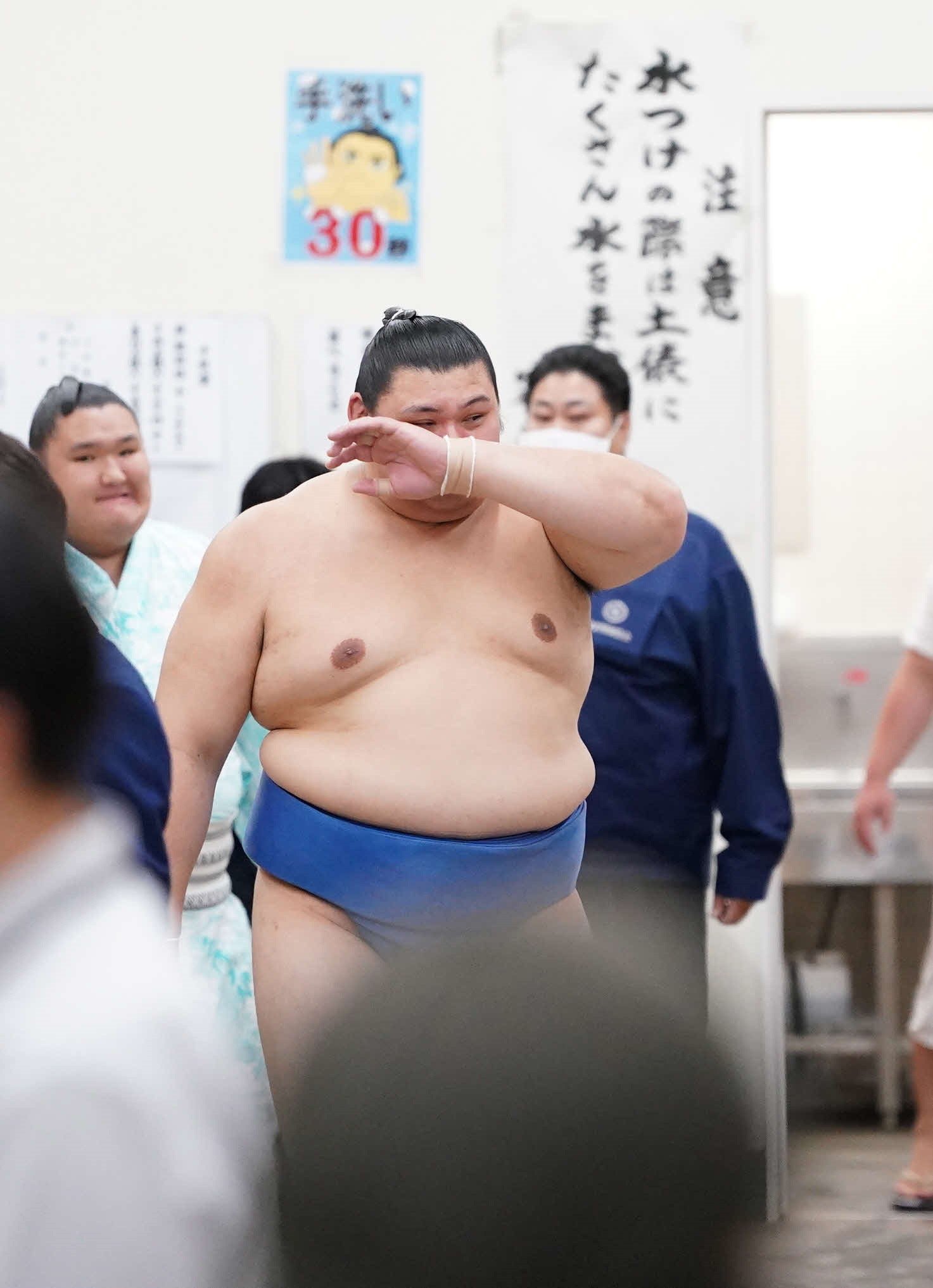 初優勝のあと、支度部屋で目頭を押さえる大の里　©JIJI PRESS