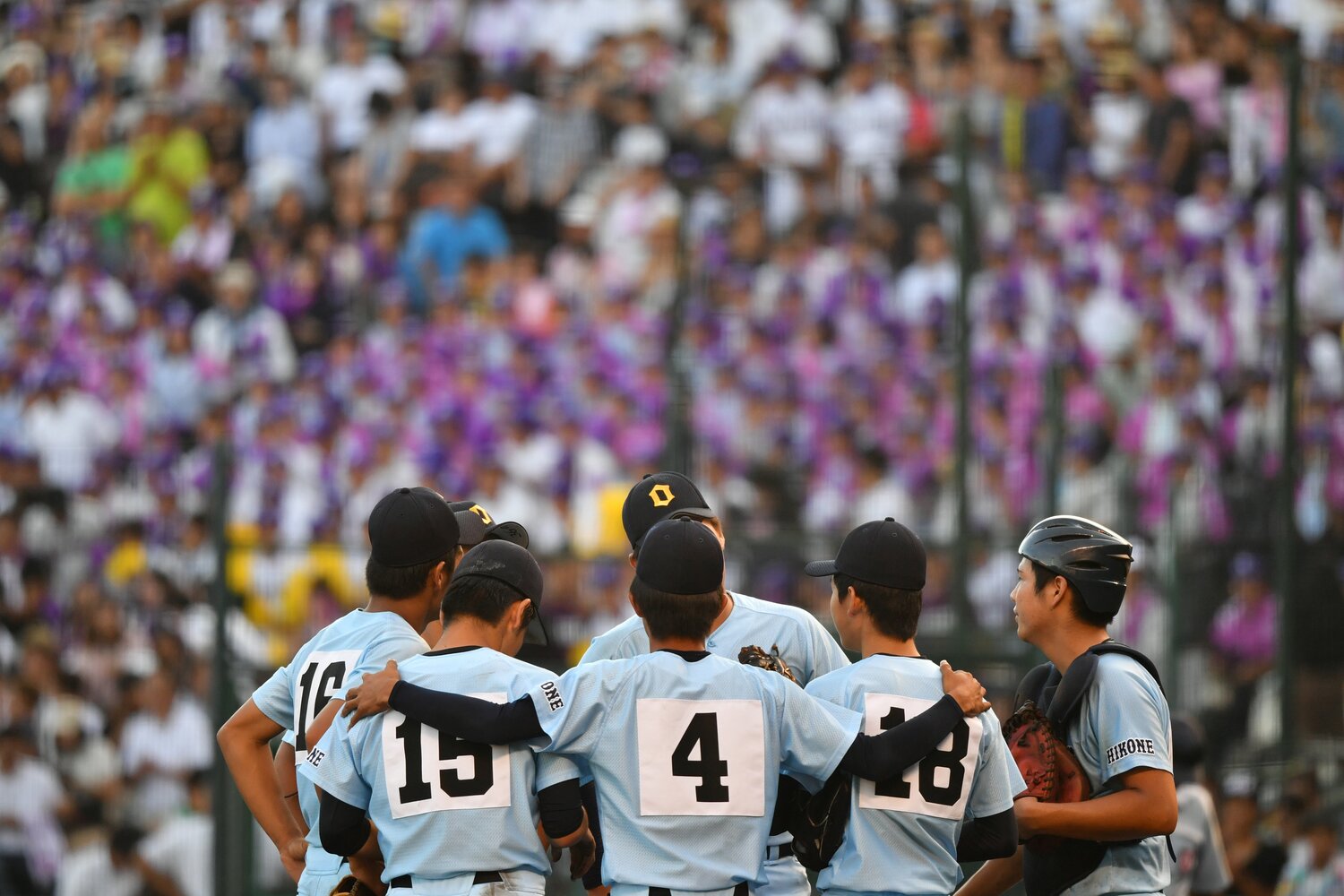 無死一、二塁のタイミングで有馬はマウンドに向かい、選手たちはマウンドに集まって声をかけあったが…　©Hideki Sugiyama　