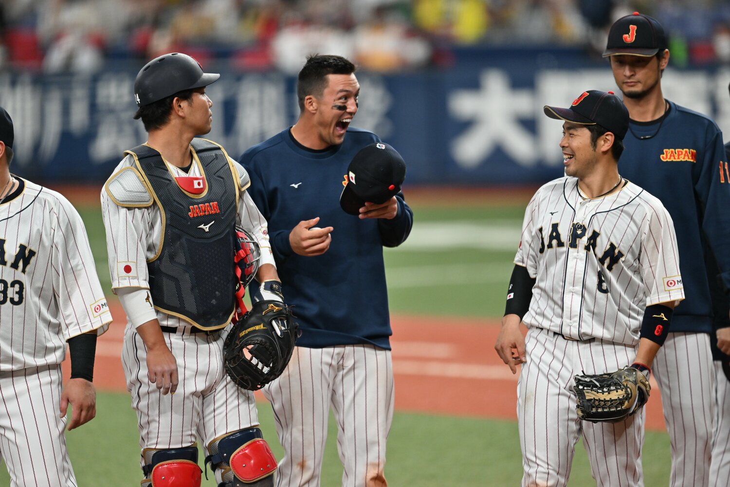 途中までヌートバーの本名を知らなかったという近藤健介（右）と笑顔で会話　©︎Naoya Sanuki