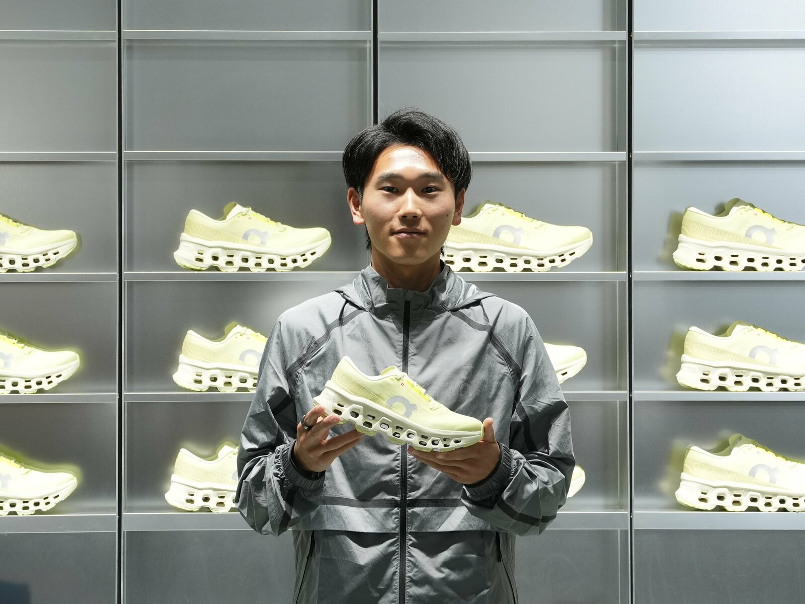 「Cloudmonster 3」を持つ篠原