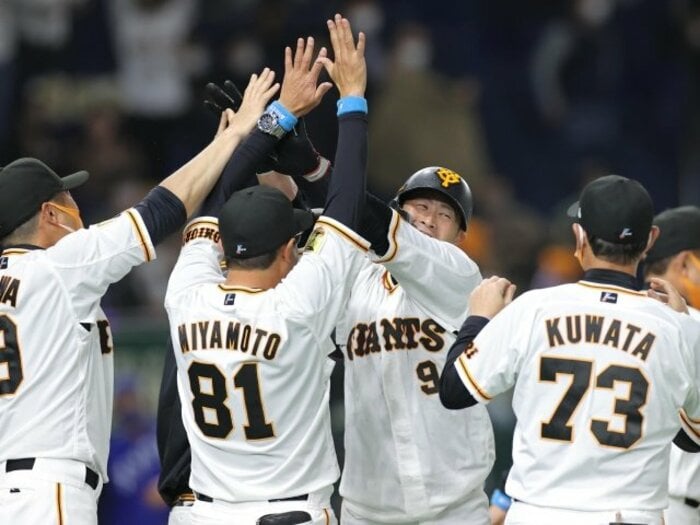 巨人・亀井善行、代打サヨナラ本塁打のウラ側 原辰徳監督はなぜ「今年こそ彼に頼らないチーム作り」を考えていたのか<Number Web> photograph by Sankei Shimbun