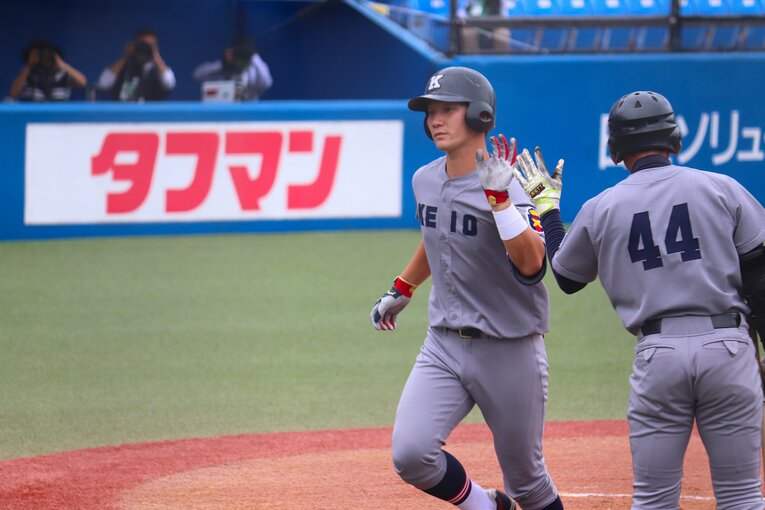 ホームランを放っても表情を変えない慶應大・正木智也　©Yu Takagi