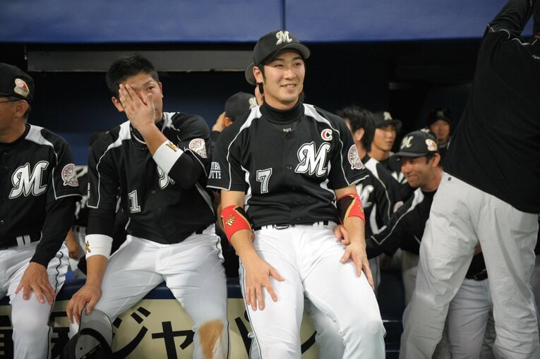 2010年の日本シリーズ第７戦　西岡（右）の隣で涙をぬぐう清田　©Naoya Sanuki