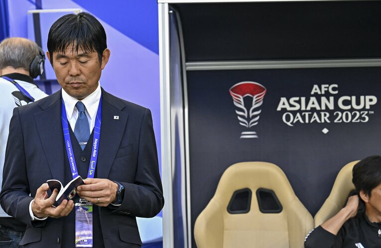 アジアカップで指揮を執る森保一監督。“森保メモ”に目を通す　©JIJI PRESS